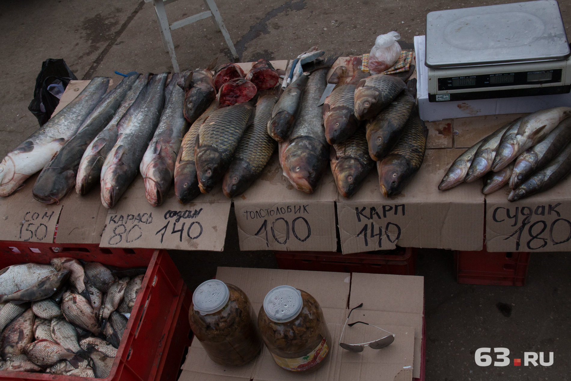 В 15-м микрорайоне торгуют мясом, рыбой и другими продуктами прямо на улице