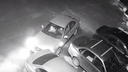 Странный водитель, устроивший ДТП, попал под камеры видеонаблюдения