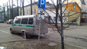 Ярославцы обвинили приставов в парковке на местах для инвалидов: фото