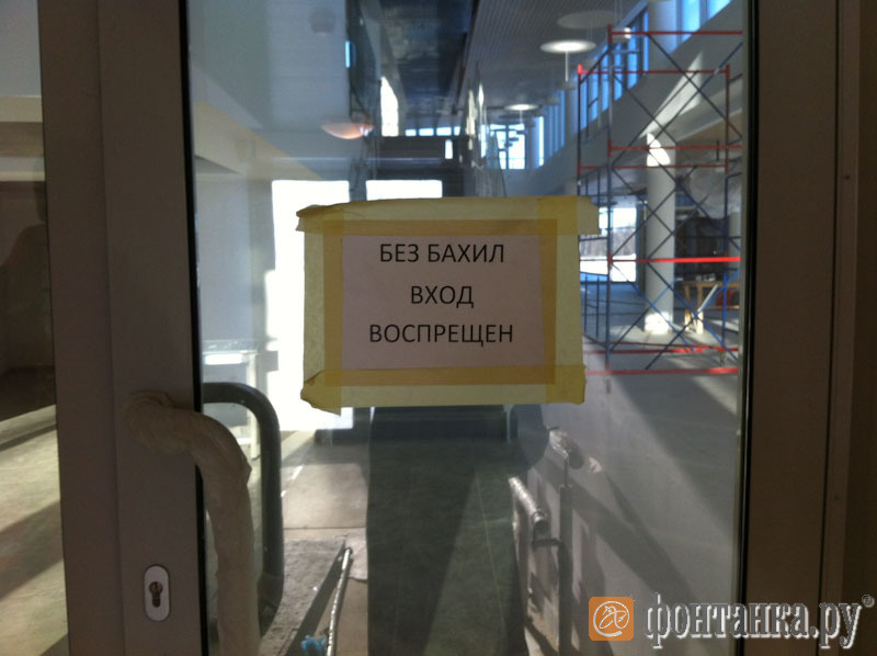 Правильно одевать или надевать бахилы. Без бахил не входить. Надпись без бахил не входить. Объявление без бахил не входить. Табличка бахилы.