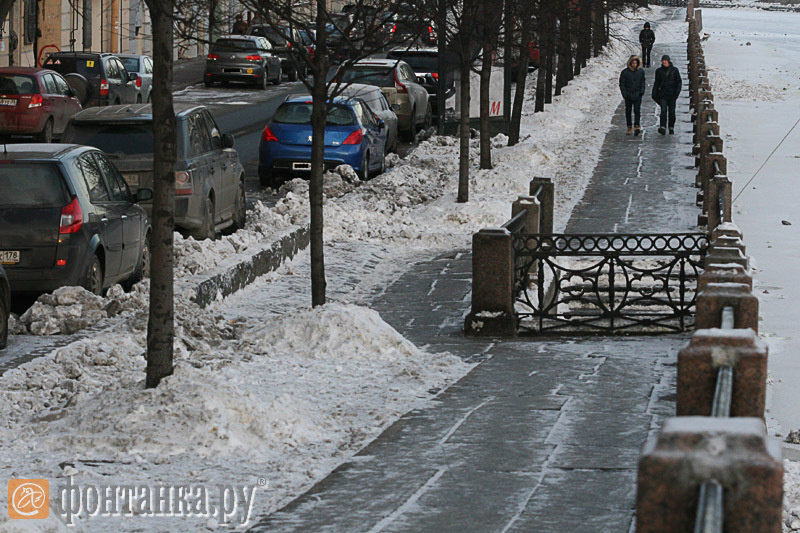 На центральных улицах города снег убран почти везде.