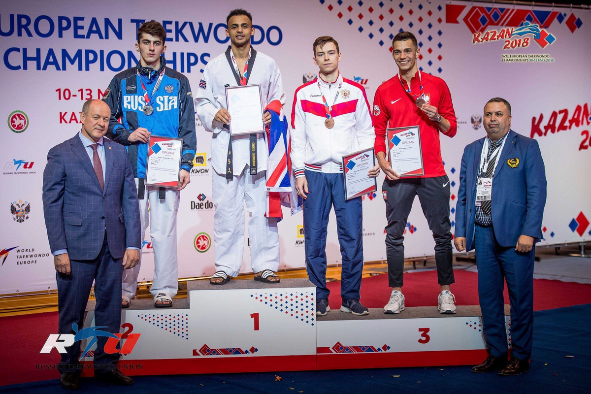 Вячеслав Минин (третий справа) выиграл встречи с соперниками из Словакии, Сербии и Грузии и завоевал бронзу