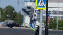 Снесло ветром: светофор у ЖК «Новая Самара» на Московском шоссе вернули на место