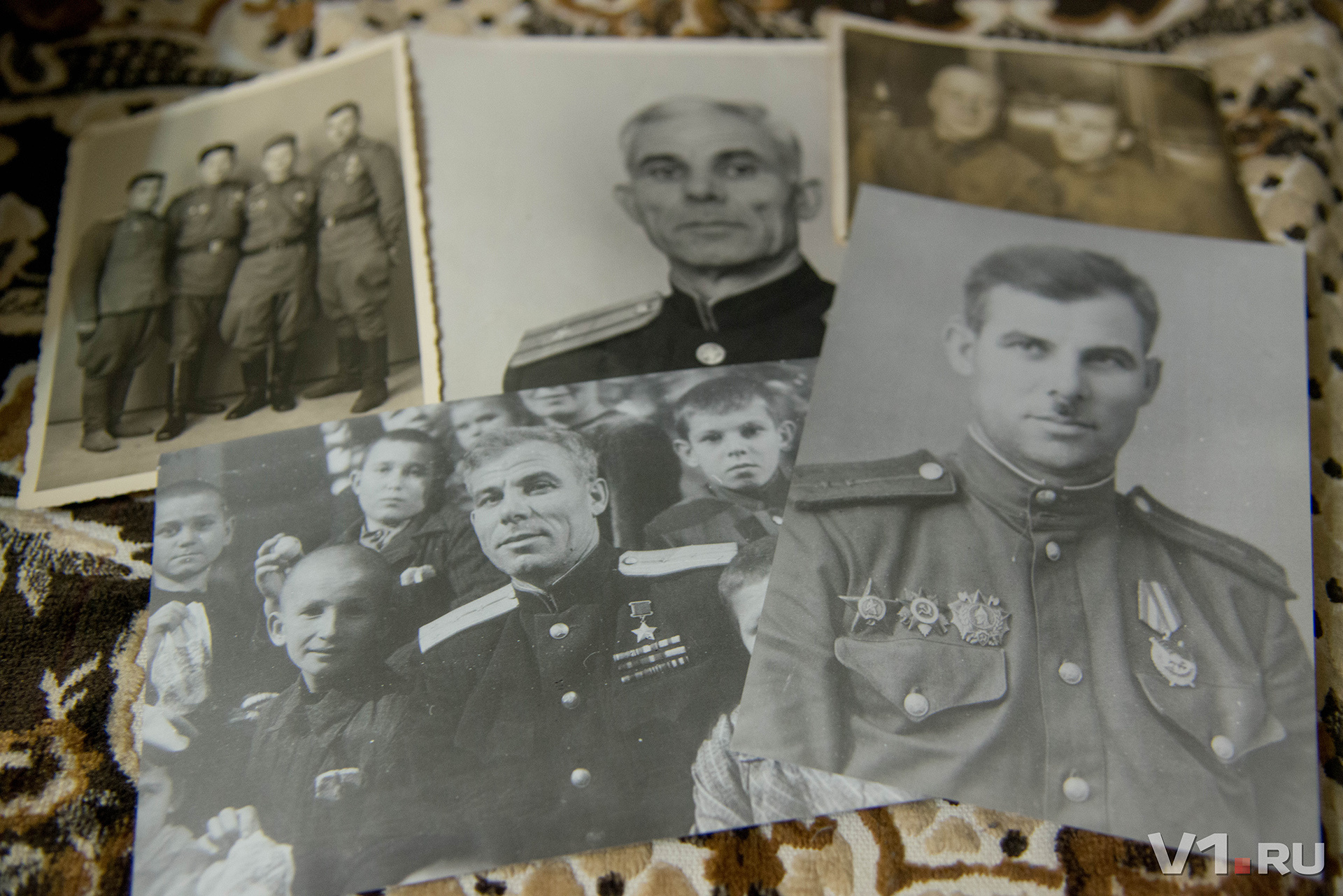 С фотографий в семейном архиве смотрит бравый герой-офицер