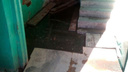 Жители дома в Красноармейском районе третью неделю тонут в нечистотах