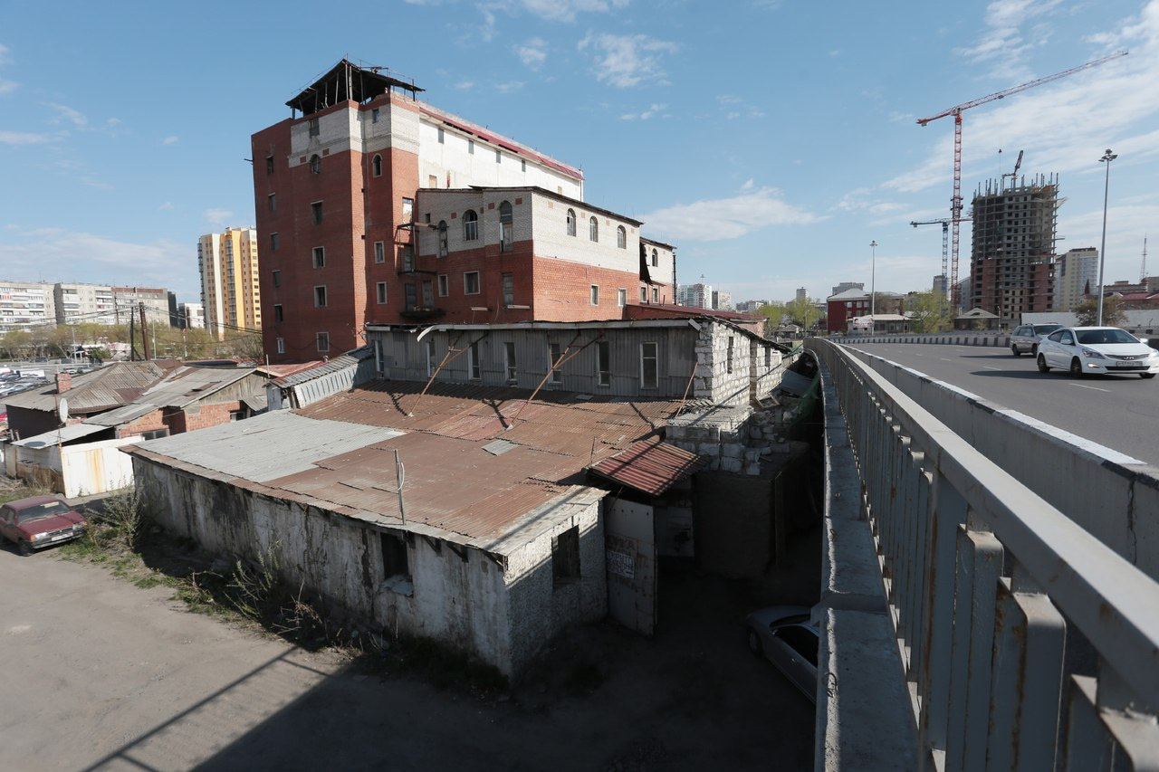 Со стороны развязки недострой выглядит куда более удручающе Со стороны развязки недострой выглядит куда более удручающе