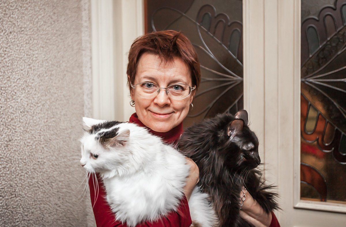 С домашними питомцами — Мурой породы турецкий ван и слепым котом Тимой