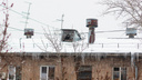 В Тольятти рабочий сорвался с крыши при чистке снега