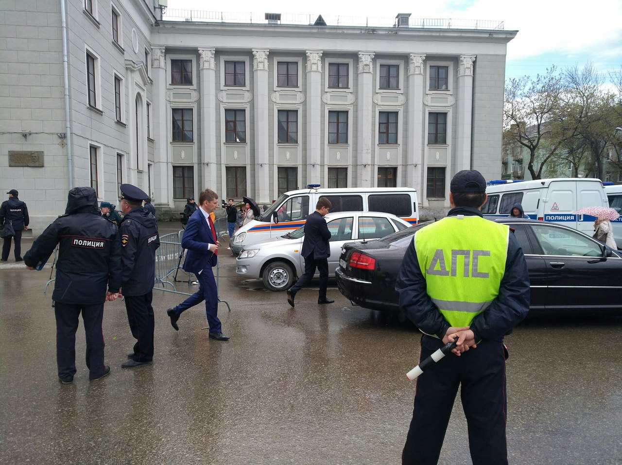 Первые лица региона приехали на место происшествия Первые лица региона приехали на место происшествия