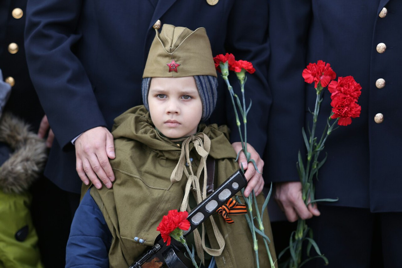 Многие традиционно пришли почтить память предков вместе с детьми Многие традиционно пришли почтить память предков вместе с детьми
