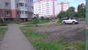 В ярославском дворе жители оккупировали чужую территорию под парковку