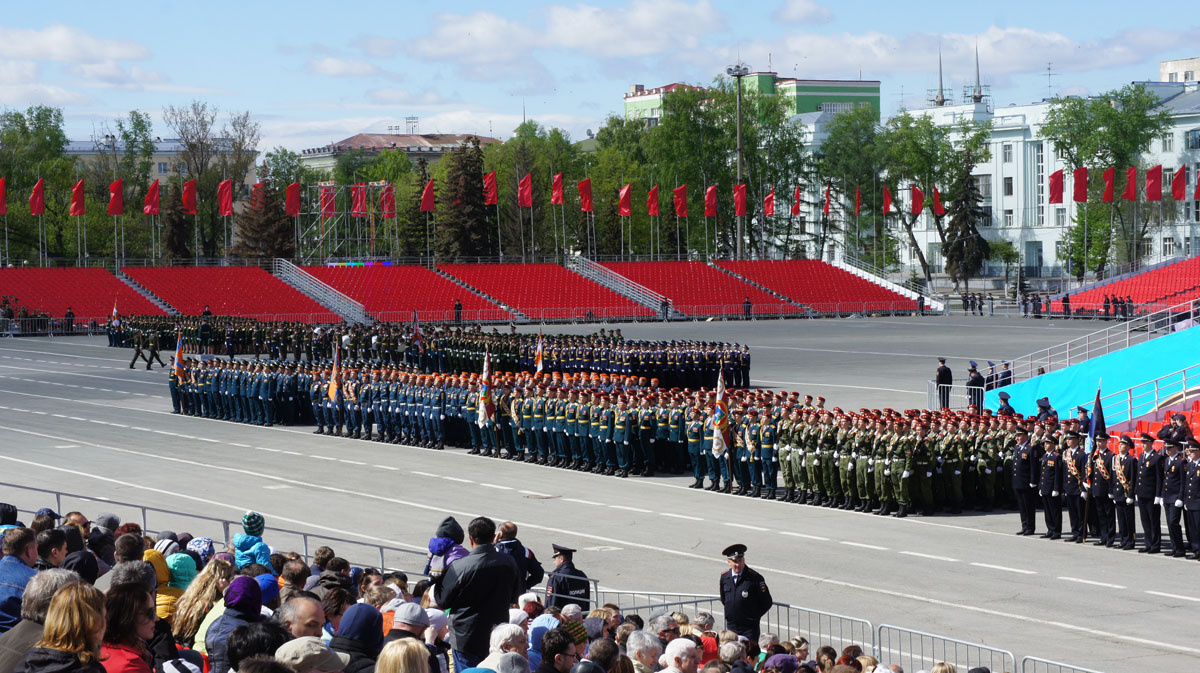 Генеральную репетицию приехали посмотреть сотни горожан - трибуны заполнили в считанные минуты Генеральную репетицию приехали посмотреть сотни горожан - трибуны заполнили в считанные минуты