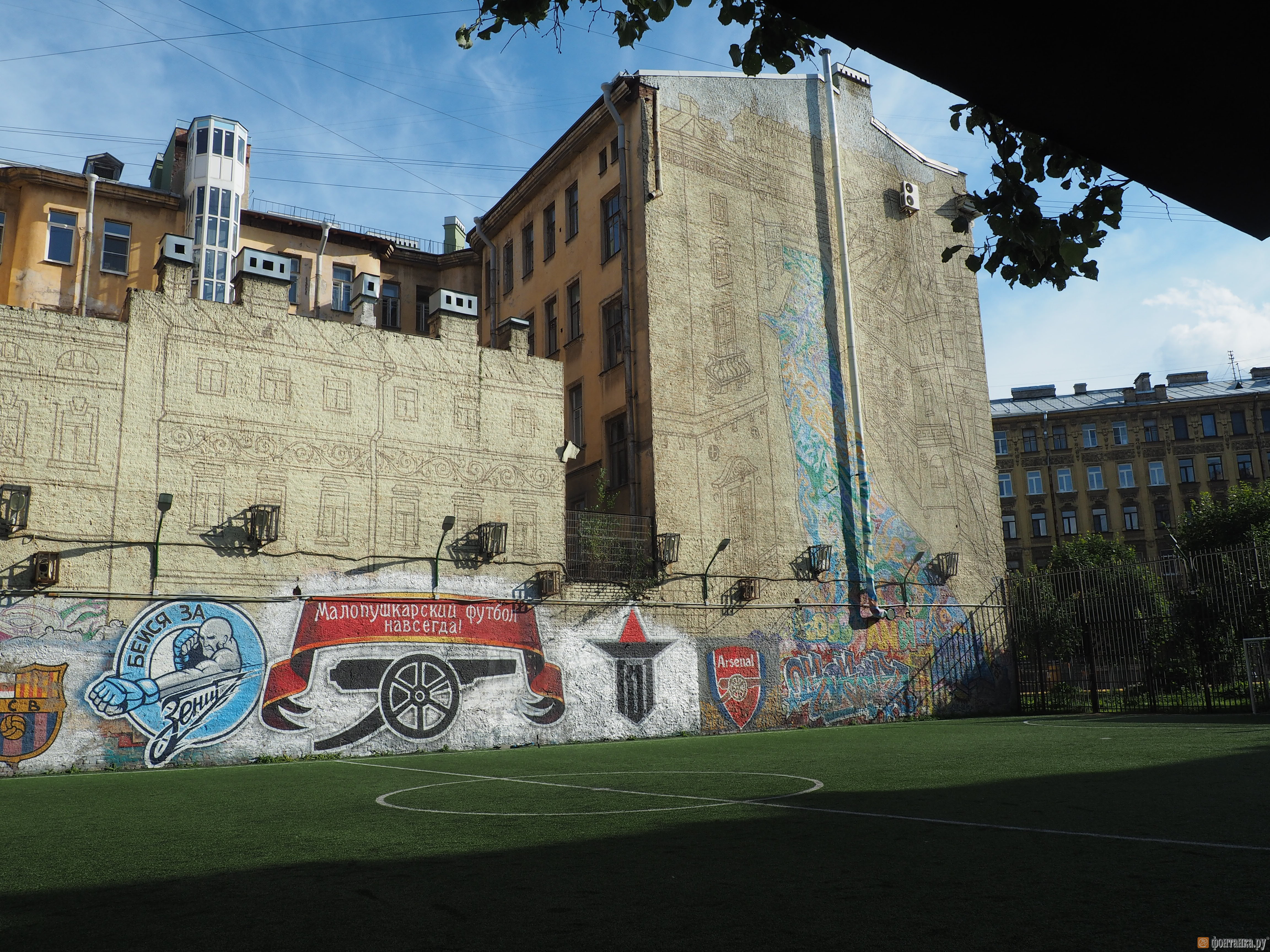 Лэти 1 корпус. Ддт петроградского района здание. Эмблема ддт дружный. Петроградский дом творчества. Брандмауэр васильевский остров.