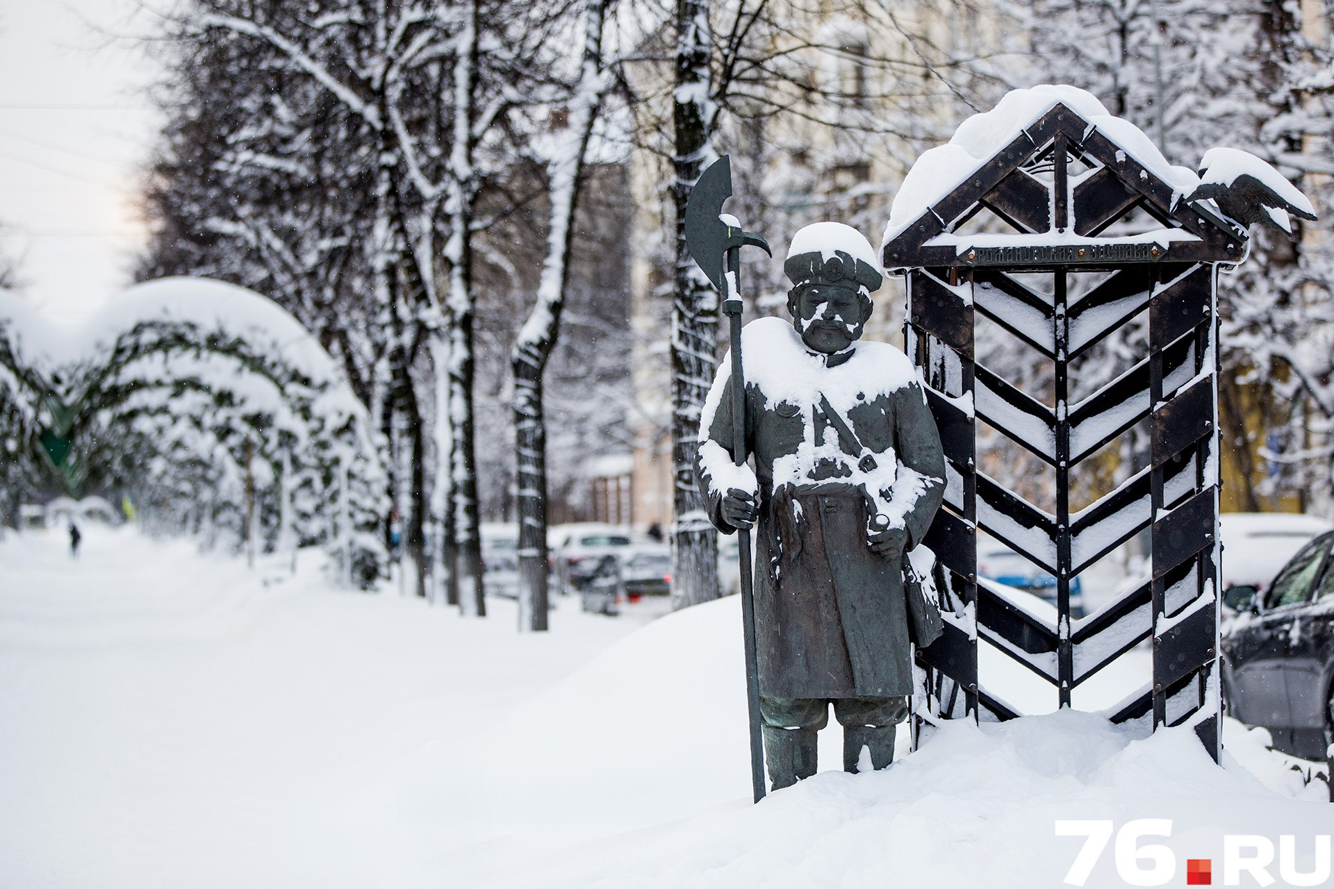 Городовой на проспекте Ленина: на плечи можно накинуть объёмный палантин Городовой на проспекте Ленина: на плечи можно накинуть объёмный палантин