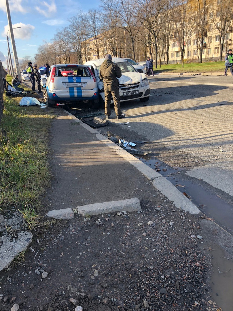 В ДТП на Народного Ополчения погибли двое. «Форд» выехал навстречу «Форду»  - 23 октября 2019 - ФОНТАНКА.ру