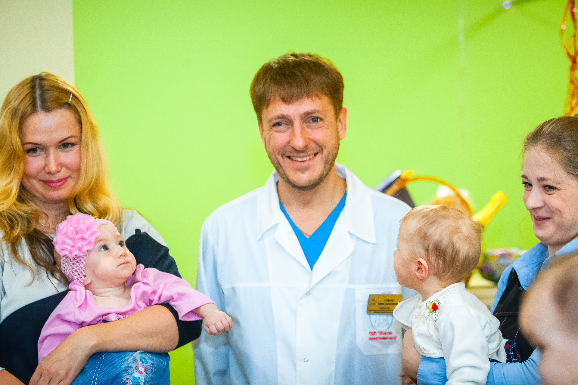 Главный врач перинатального центра Юрий Семенов всегда рад видеть в его стенах маленьких пациентов