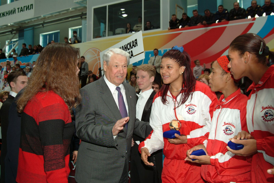 Борис Ельцин с волейболистками.