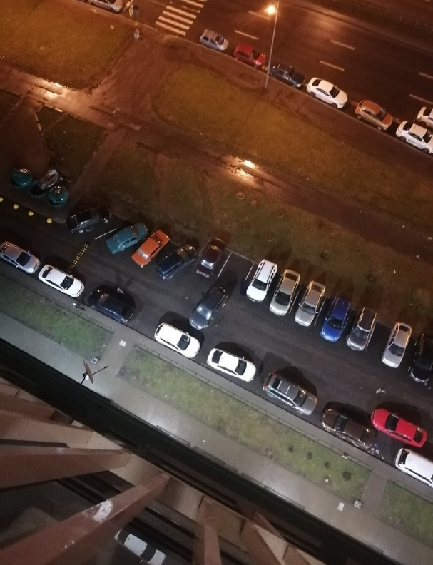 Легковушка выкаталась с парковки на проспекте Героев.