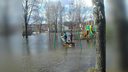 Дети катаются на плоту: ярославский двор затопило по колено