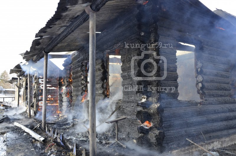 Пожар уничтожил здание полностью