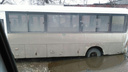 В Самаре на Олимпийской автобус застрял в яме на дороге