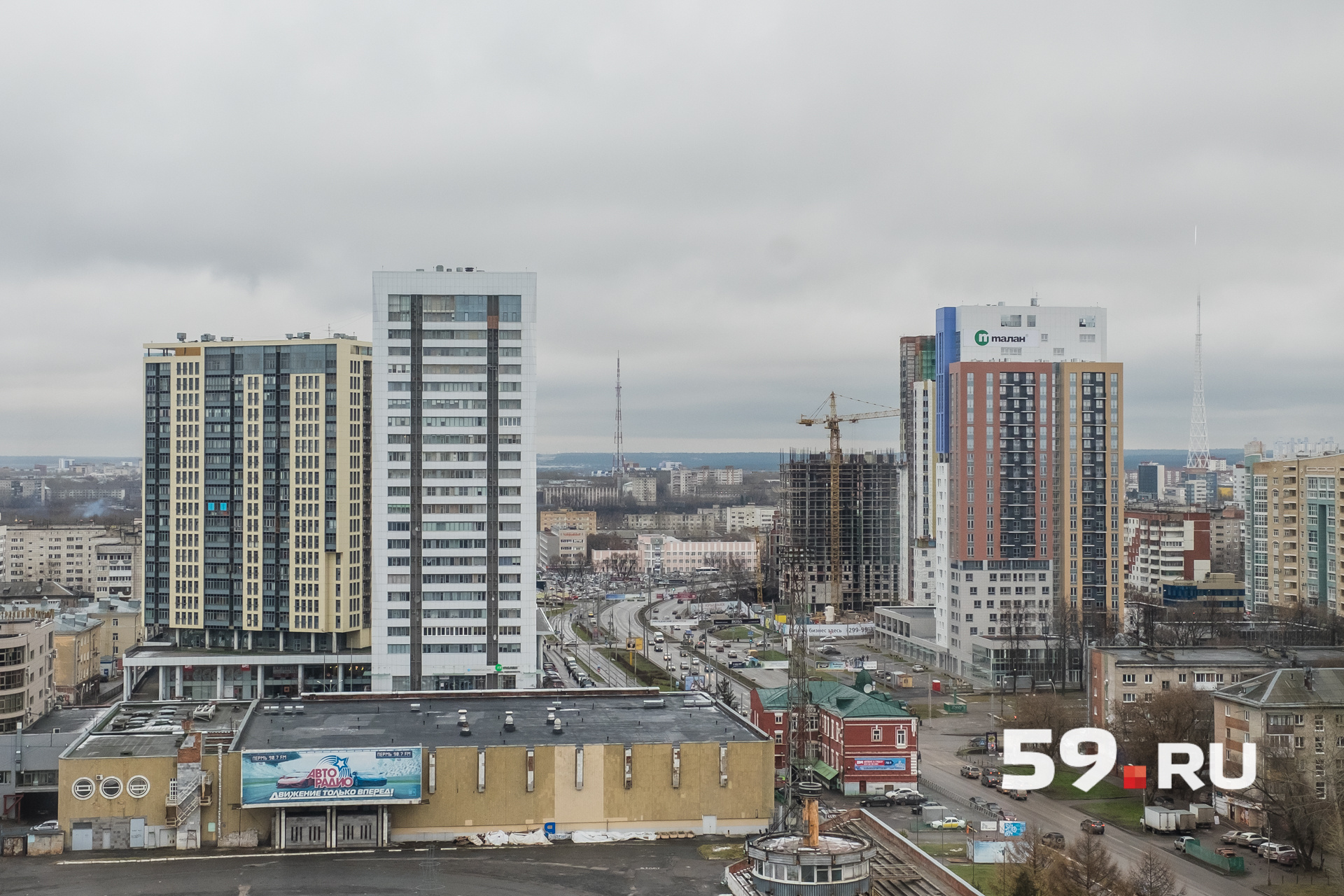 Из кабинок открывается вид на город с высоты Из кабинок открывается вид на город с высоты