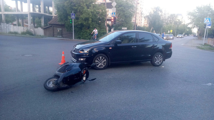 Иномарка сбила скутериста на улице Максима Горького: молодой человек доставлен в больницу