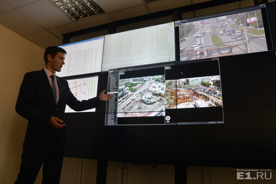 Замдиректора Центра организации движения Евгений Селетков показывает картинку с камер, установленных на крупных перекрёстках.