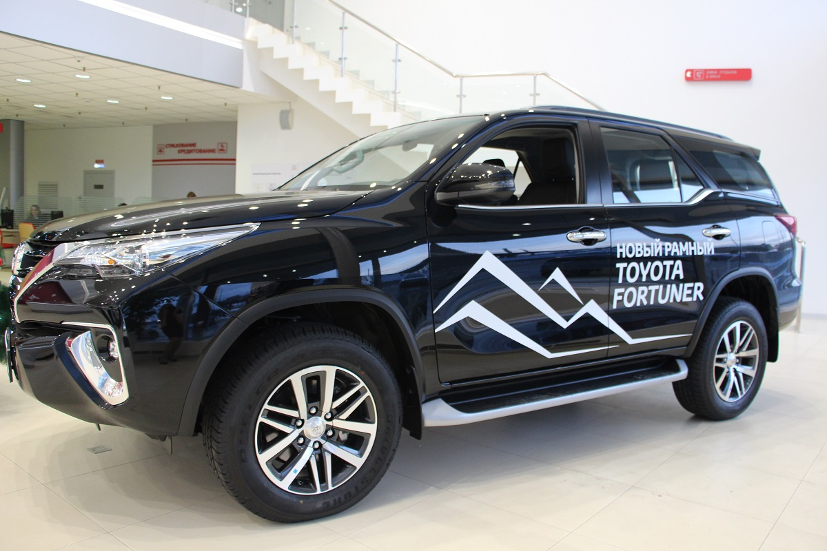 Мужественный и решительный облик позволит Toyota Fortuner выделяться на фоне узнаваемых внедорожников