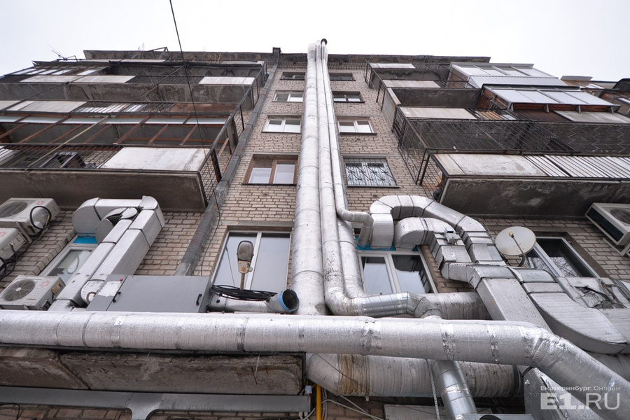 Серебристые трубы ползут вдоль окон квартир на крышу
