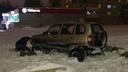 В Ярославле «Нива» застряла на спрятанных под снегом рельсах