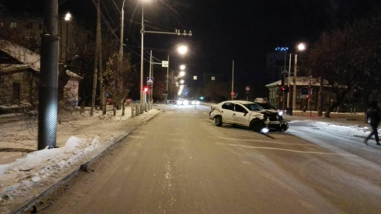 На перекрестке улиц Ямской и Полевой автомобиль BMW столкнулся с Renault