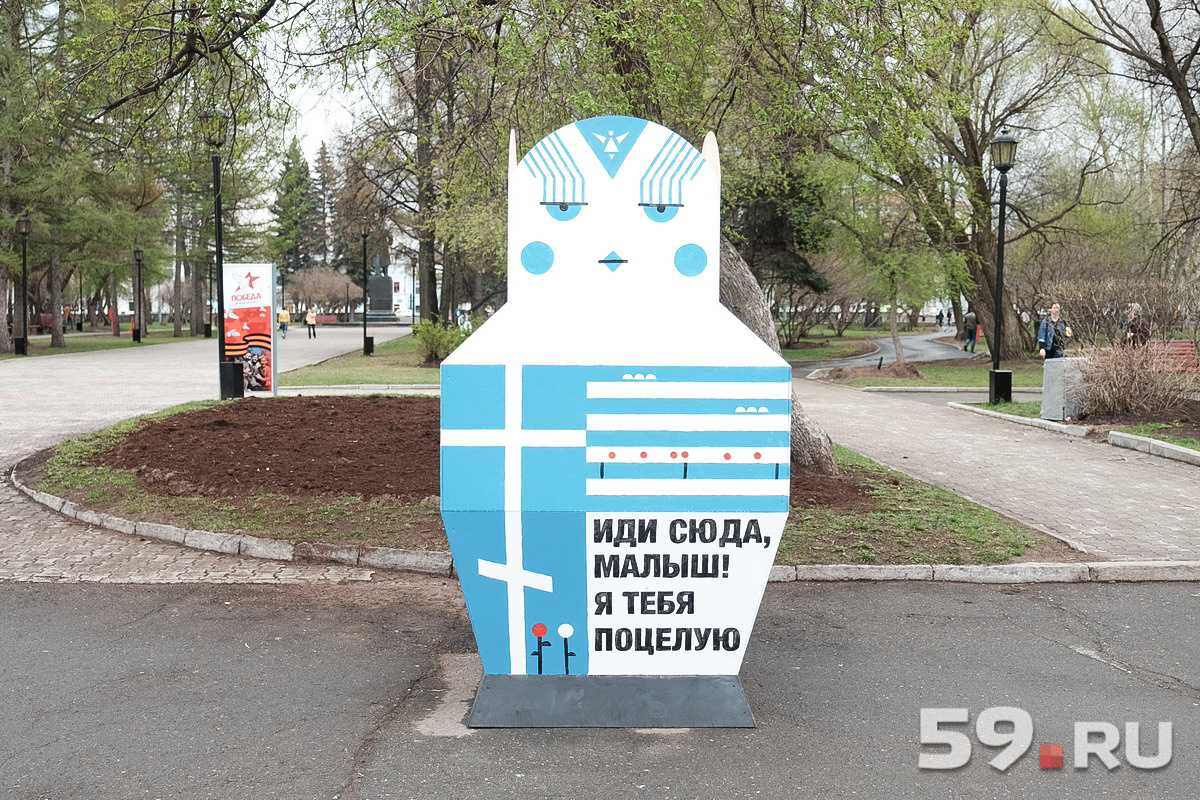 На матрешках художница нарисовала кресты На матрешках художница нарисовала кресты