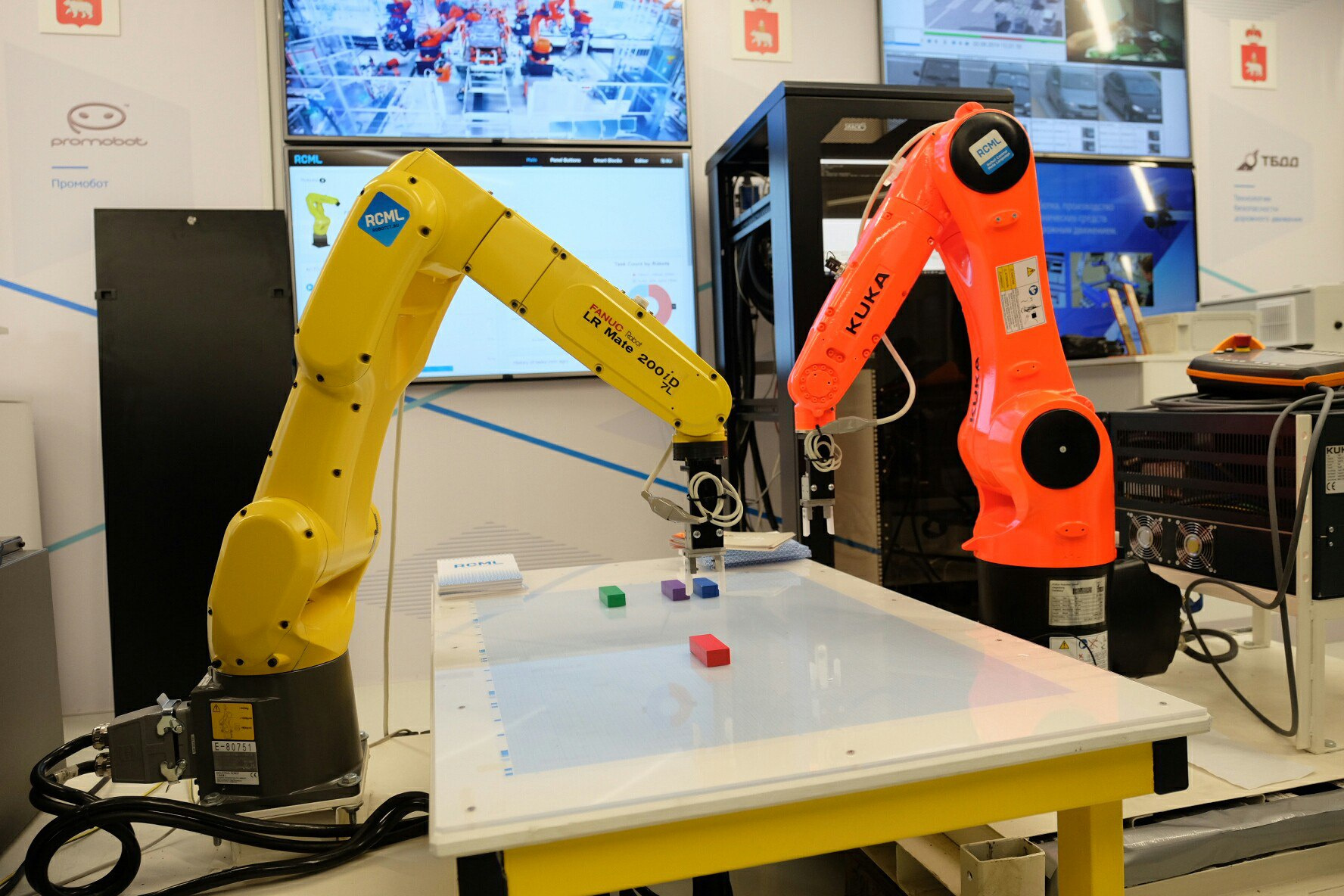 Подобные роботы используются для обработки материалов, погрузки и разгрузки машин, паллетирования, сварки