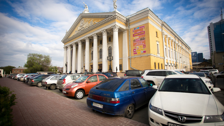 Прокуратура обязала Евгения Тефтелева убрать шлагбаум возле оперного театра