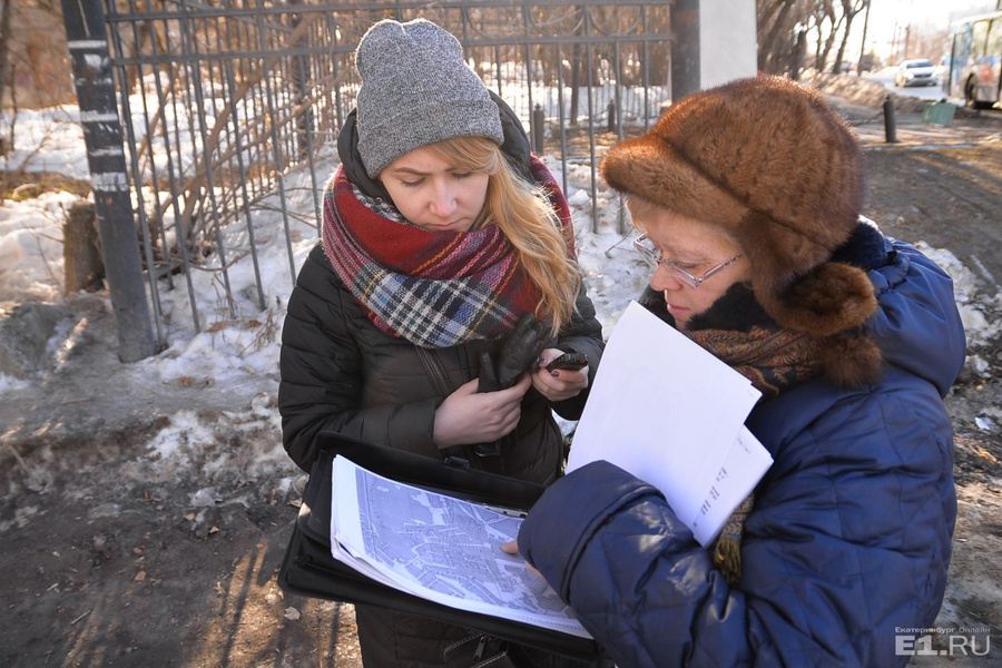 Наталья Борисовна показывает карту и рассказывает про детский дом.
