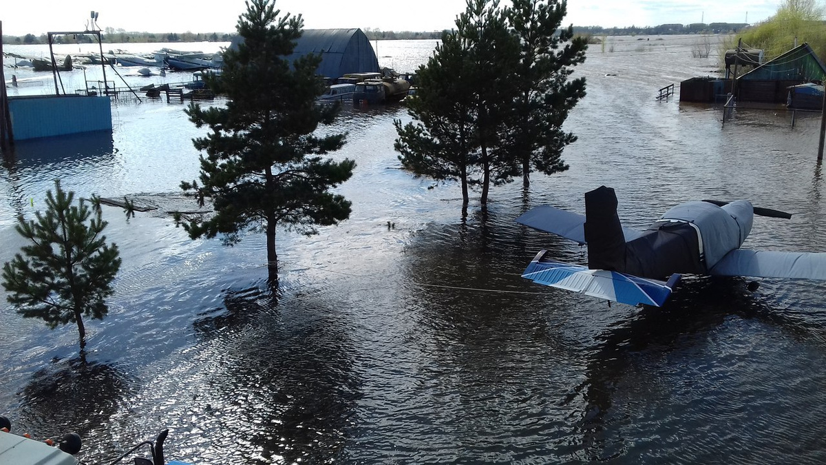 Вода подтопила местный аэродром.