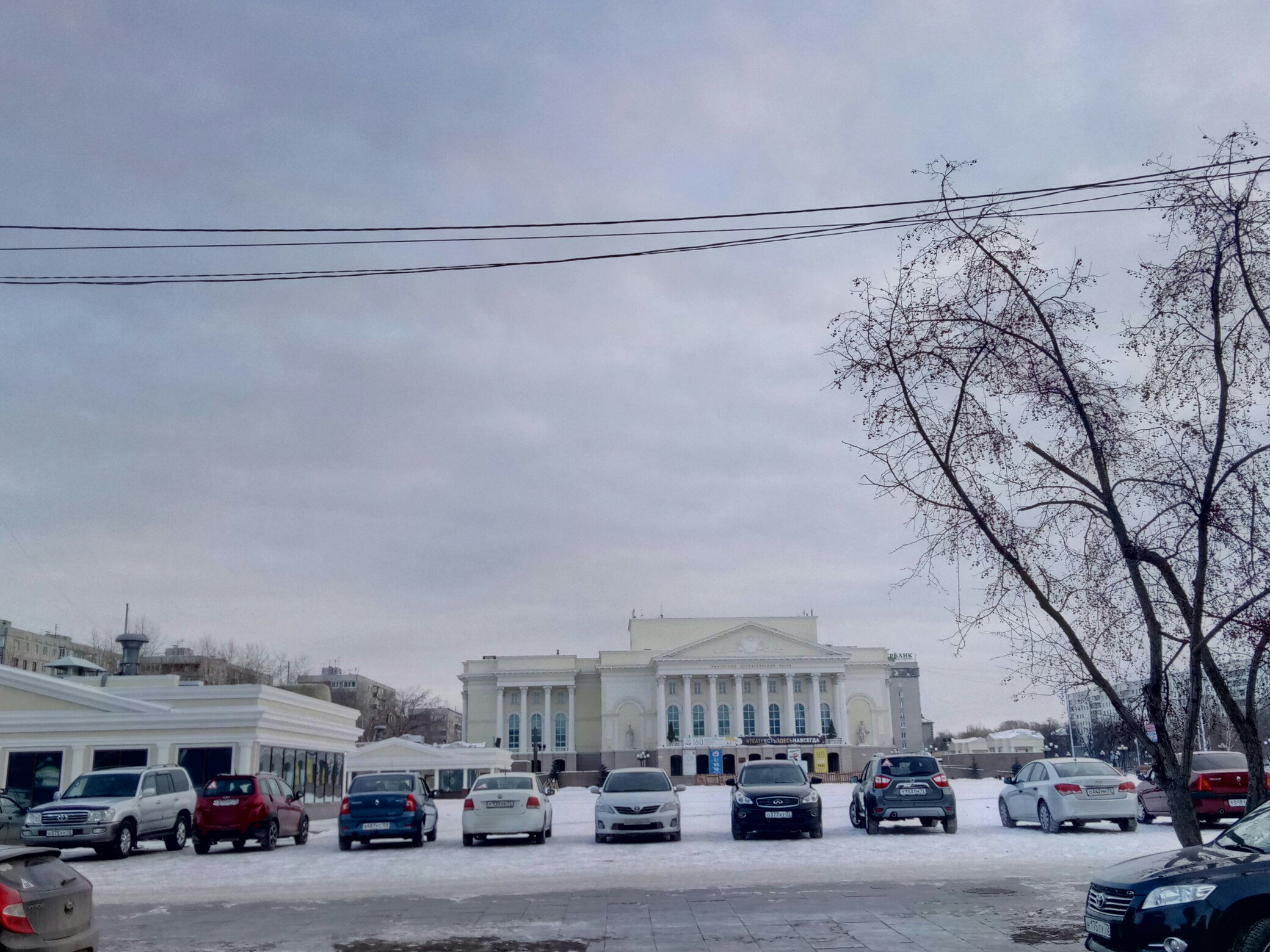 На площади около драмтеатра можно увидеть более 10 припаркованных машин На площади около драмтеатра можно увидеть более 10 припаркованных машин