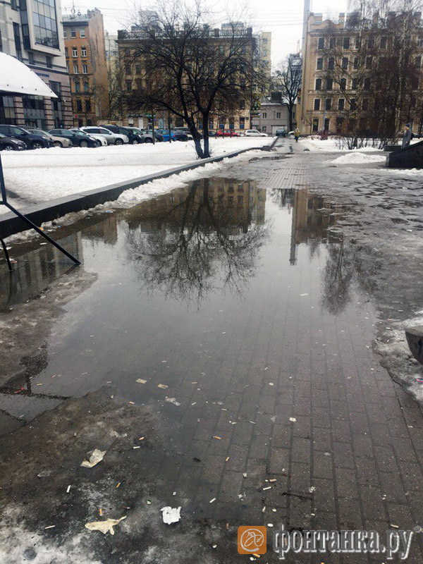 На выходе из м. "Чкаловская"/читатель "Фонтанки"/Дмитрий Никонов
