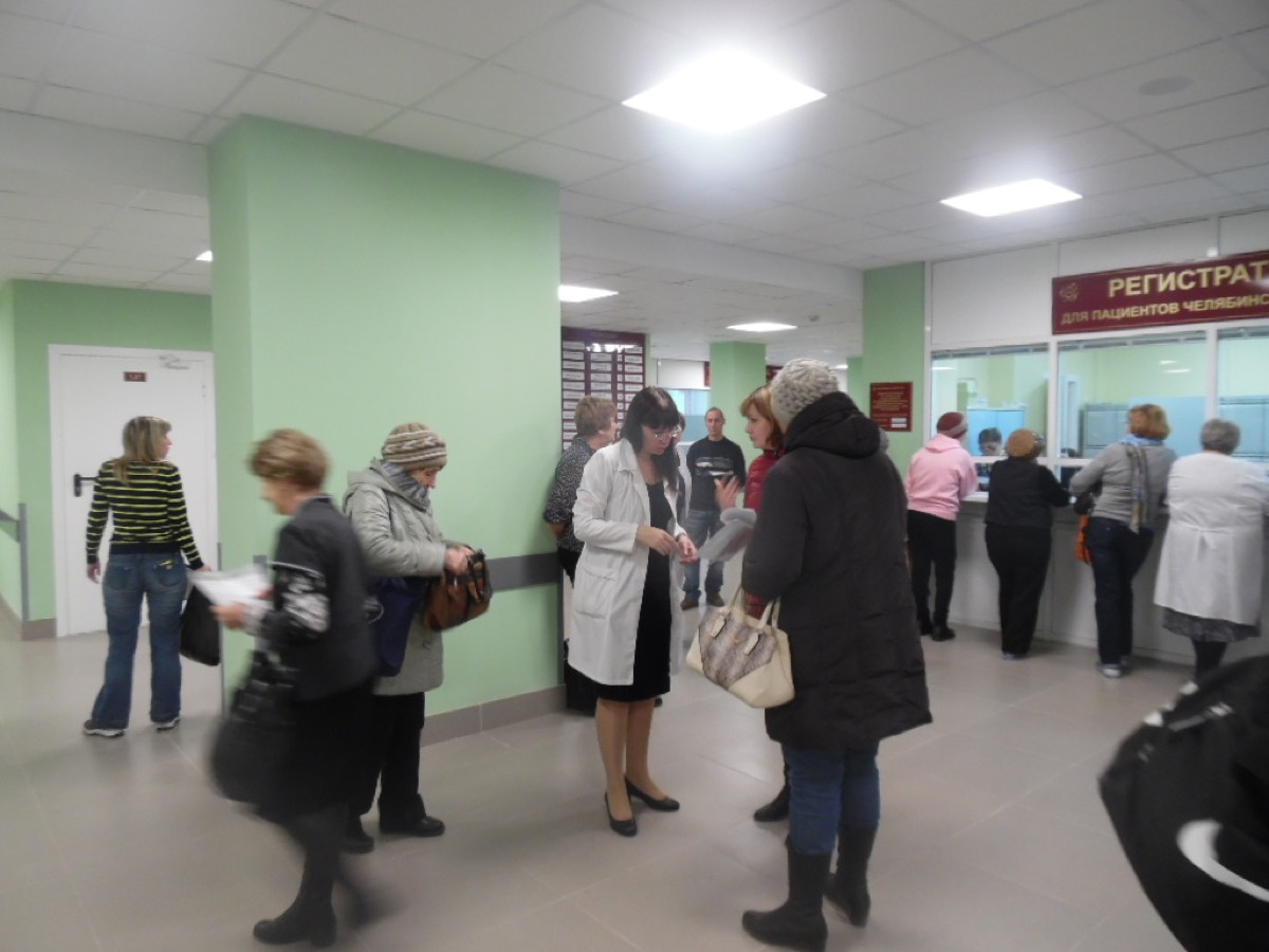 В первые два часа работы в поликлинику обратились около 60 человек В первые два часа работы в поликлинику обратились около 60 человек