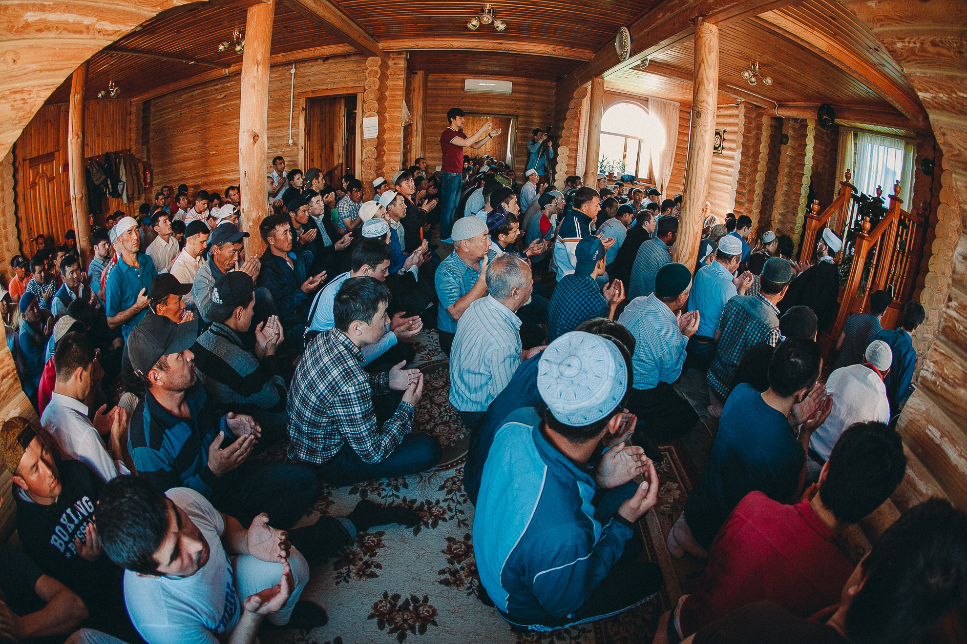 Желающих послушать проповедь в здании мечети было немало, но удалось сделать это лишь некоторым: скромные размеры молебенного дома не позволяют принять большое число прихожан
