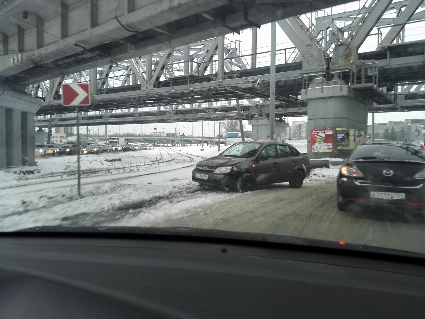 Мост из Ленинского района встал в пробку почти два часа назад