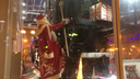 Дед Мороз в полный рост: памятник паровозу на Комсомольской площади украсили к Новому году