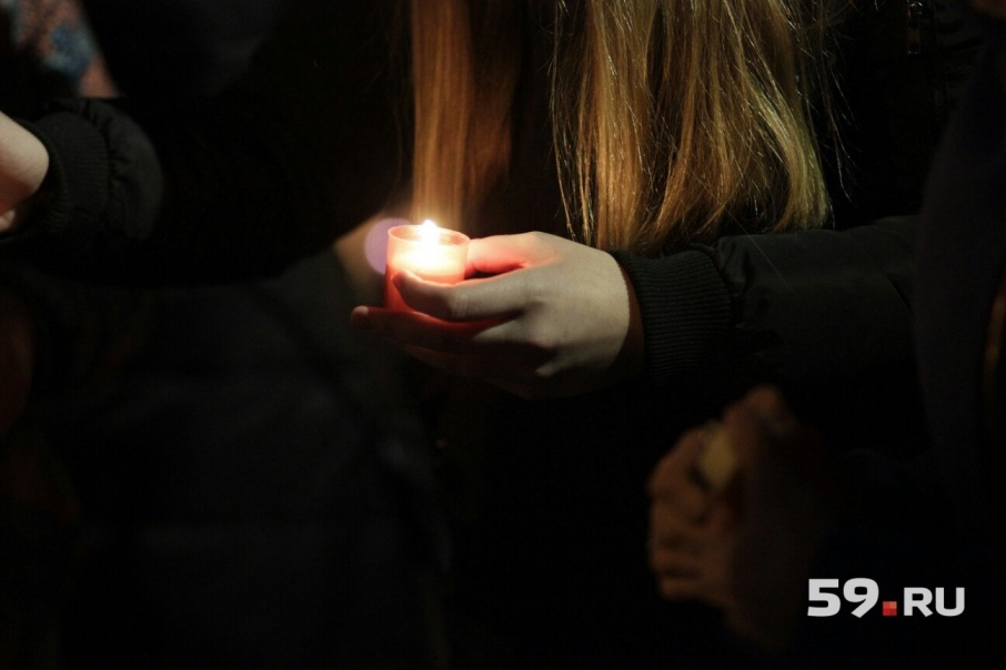 Трагедия не оставила никого равнодушным — многие плакали, молились и просто стояли со свечами