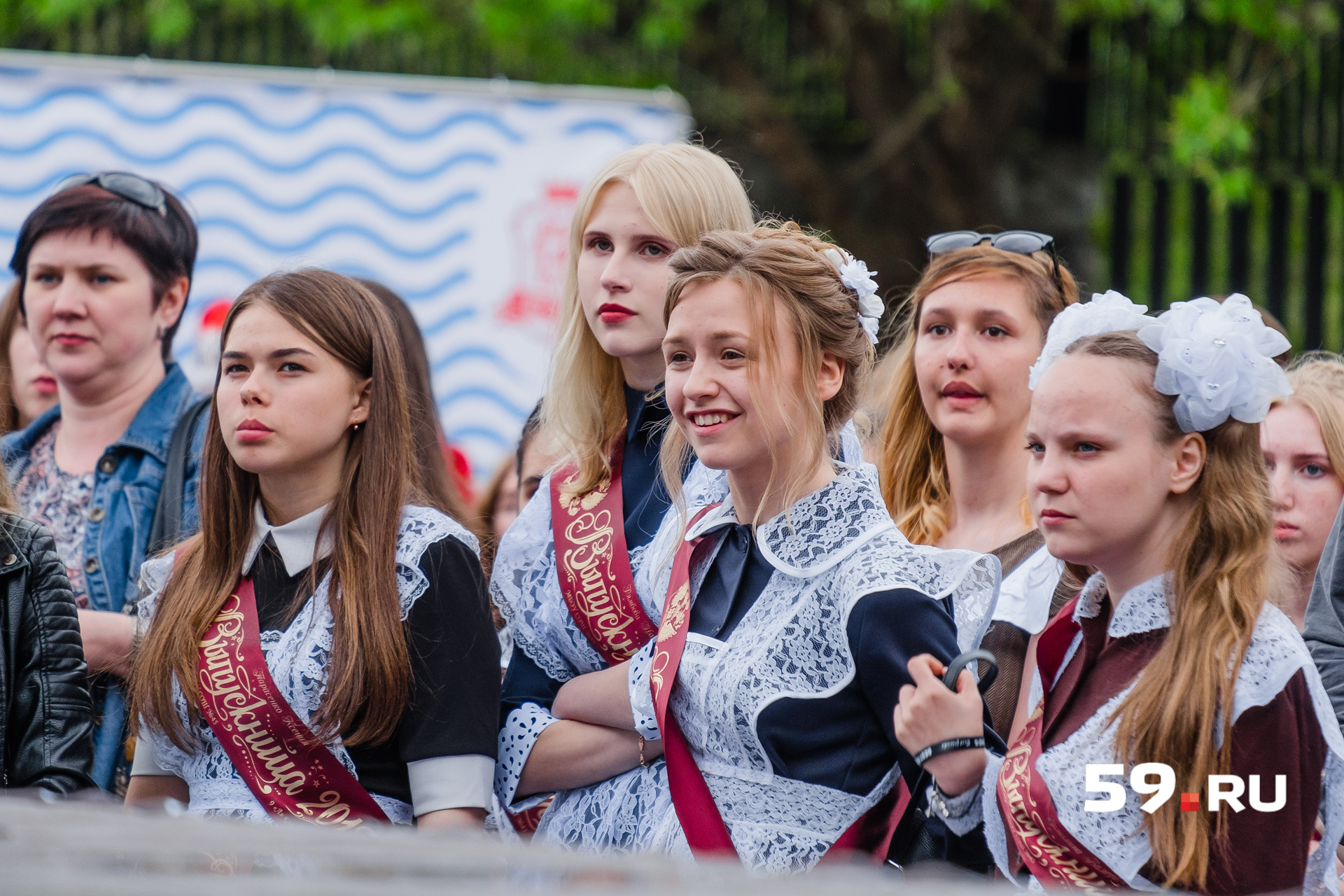 Улыбка не сходит в этот день с лица - почти у всех Улыбка не сходит в этот день с лица - почти у всех