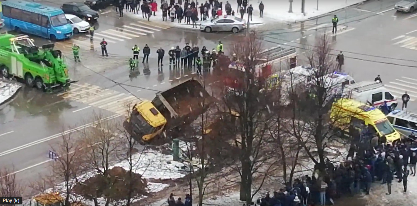 Камера сняла, как самосвал падает на такси в Москве. Водителя и пассажира  раздавило песком - 22 марта 2019 - ФОНТАНКА.ру