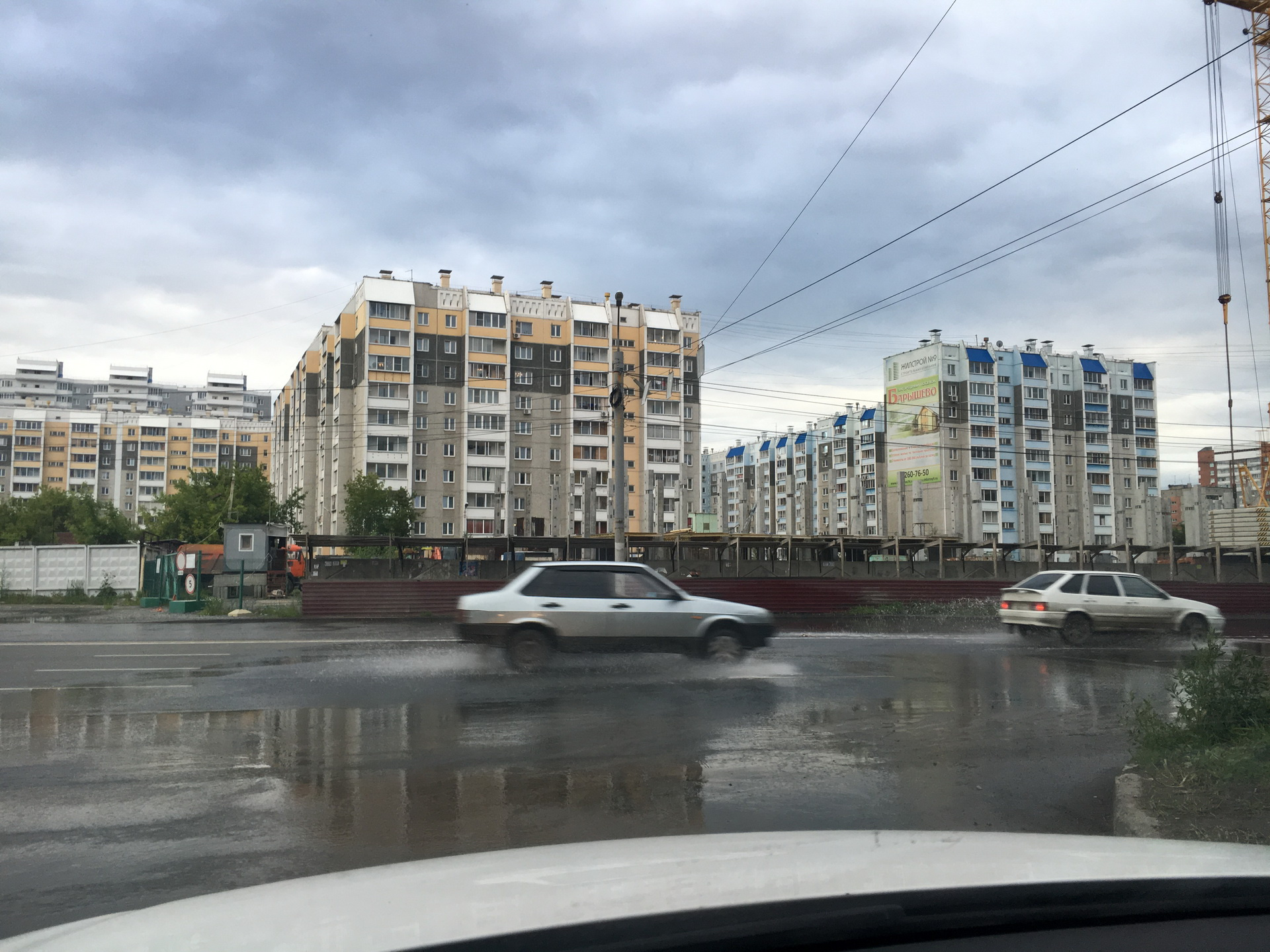 Затоплена проезжая часть улицы Братьев Кашириных близ перекрестка с Косарева