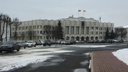 ВИП-парковка на тысячу мест: Советскую площадь заставили машинами чиновники