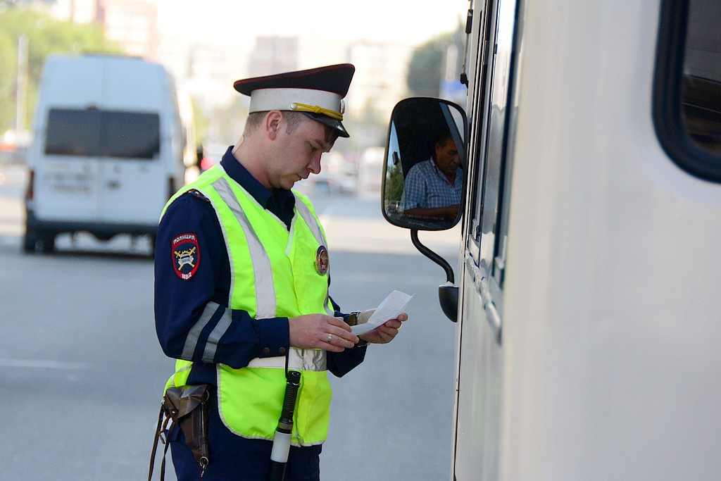 Инспектор может остановить водителя для проверки документов вне стационарного поста, но обосновать необходимость должен в любом случае