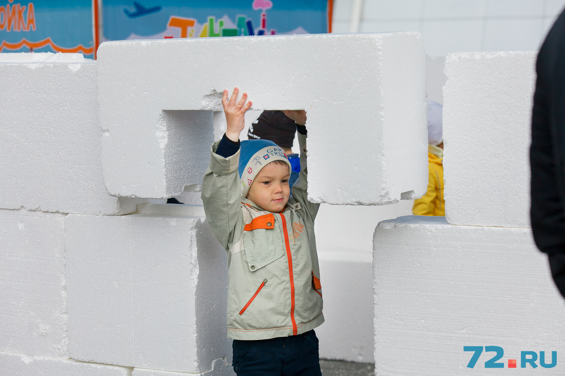 Детки с удовольствием принимали участие в интерактивных играх: строили замки из конструктора, собирали огромные пазлы и многое другое